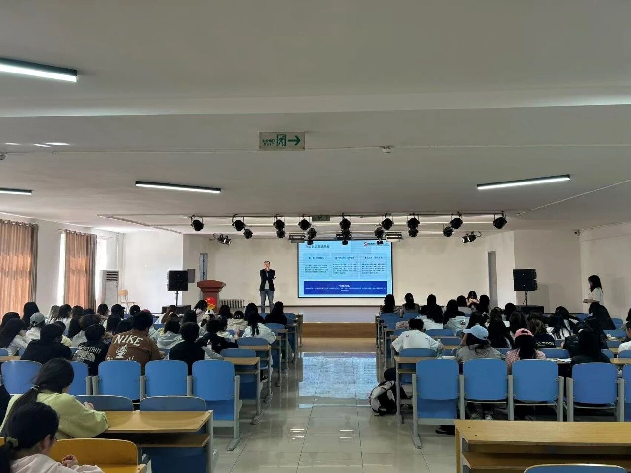 聚力育人传经验 赋能青春创未来——保定理工学院举办创业实战专题讲座