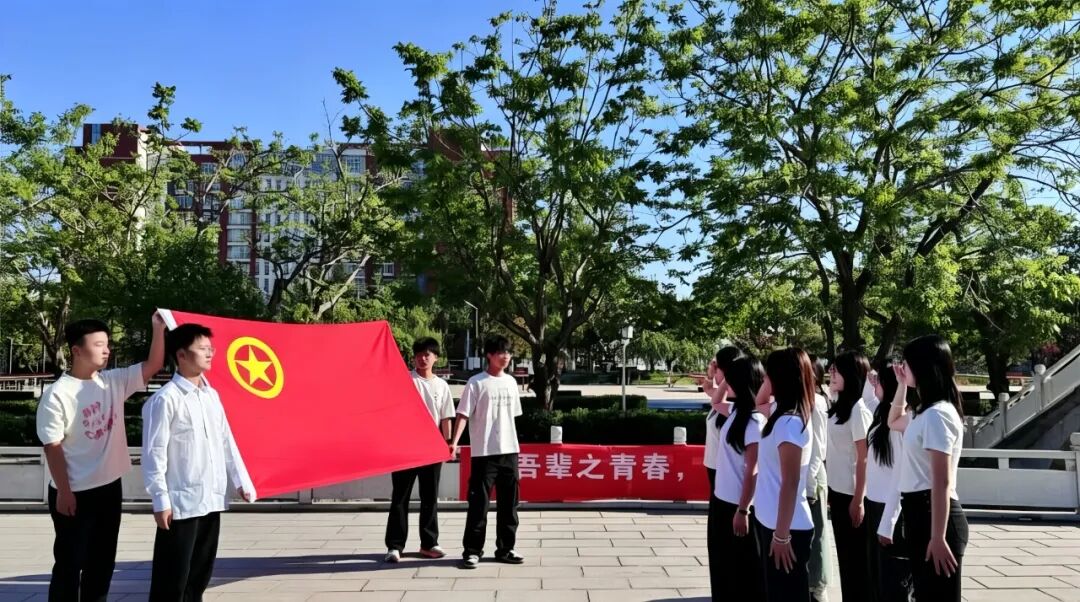 五四青年节——咔嚓！保理学子与团旗的青春同框
