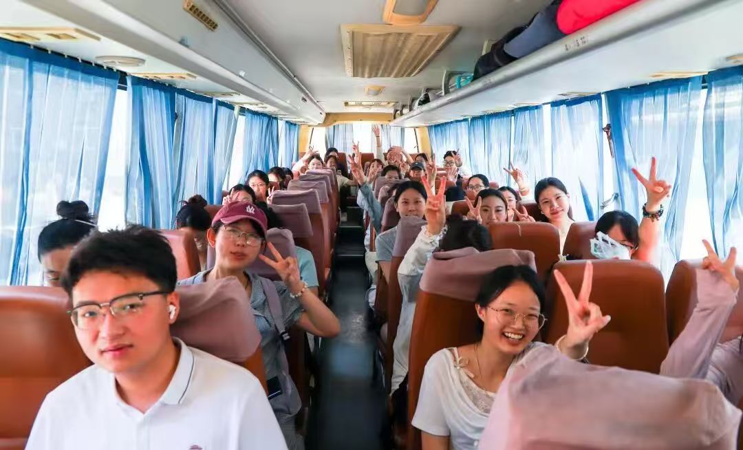 筑梦未来 共赴山海｜保定理工学院温情送别2026届毕业生奔赴新征程