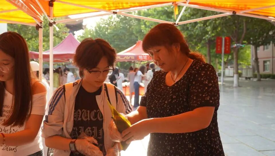我校举办首届端午传统文化体验活动：创新推进实景沉浸式劳动育人
