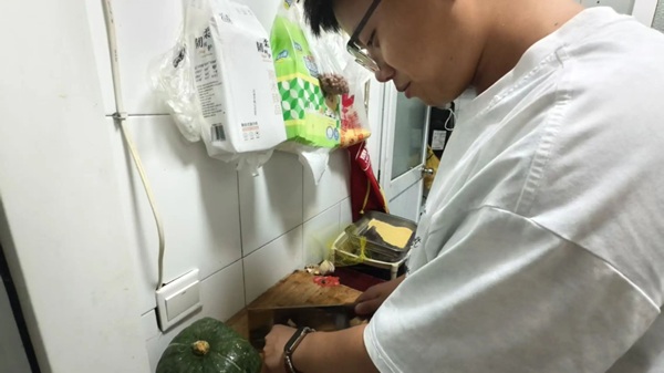 劳动感恩践孝道 居家实践促养成|保定理工学院管理学院开展暑期“劳动感恩・孝老爱亲”德育实践