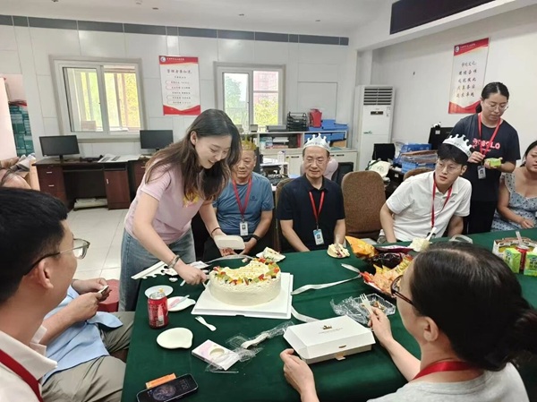 温情暖人心 相聚共生辰 管理科学与工程学院开展七月教师生日会活动