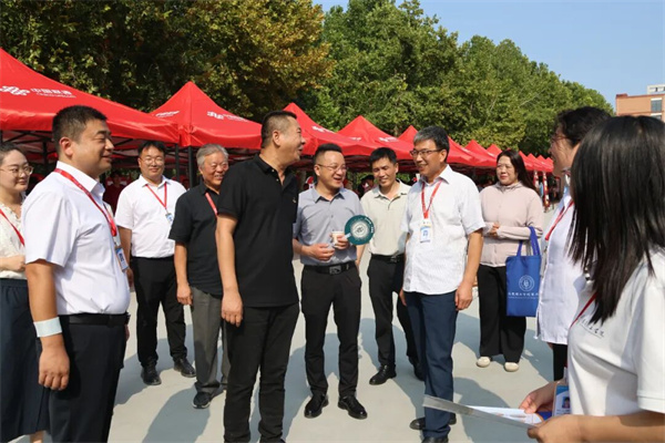 深耕迎新服务，传递育人温度——领导暖心走访经济学院新生报到现场