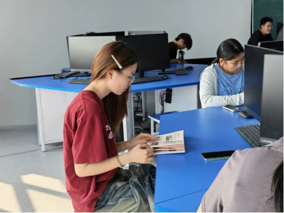 沉浸式探访实训阵地 感悟实践育人力量 ——我院组织学生开展实验室参观活动