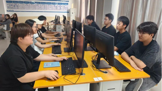 沉浸式探访实训阵地 感悟实践育人力量 ——我院组织学生开展实验室参观活动